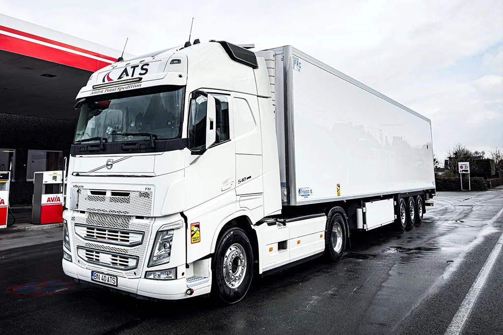 camion Volvo si semitrailer frigorific al firmei Amira Total